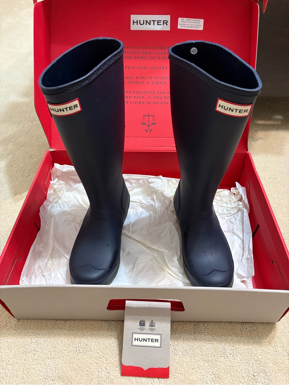 Brand new with box and tag:Hunter kids Navy Tall Rain Boots size : G5 B4